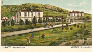 Γκραβούρα του Δρομοκαϊτείου με την αρχέγονη Ιερά Οδός αρχές του 20Ο αιώνα με την αρχική ονομασία της περιοχής Δαφνί